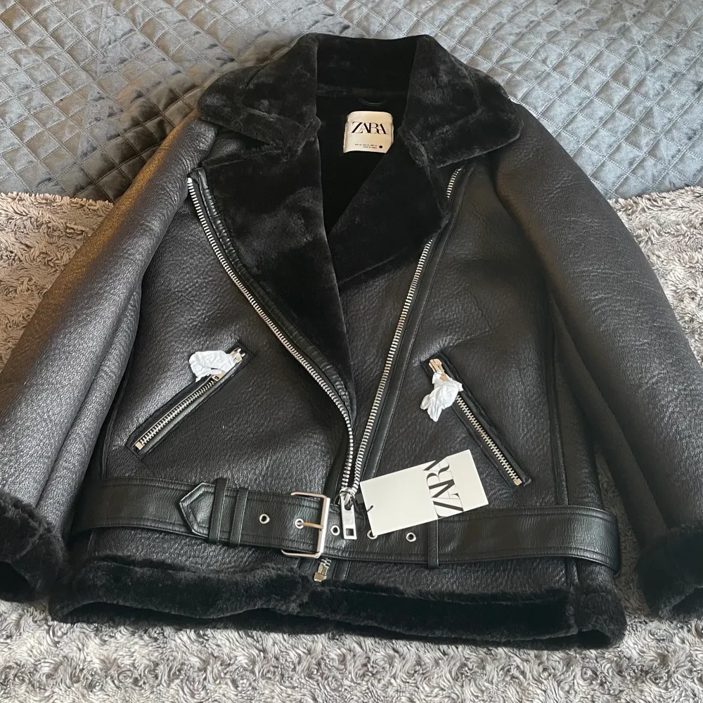 Säljer min jacka från Zara, den ny och helt oanvänd. Säljer den pågrund av felköp. Nypris: 1250. Jackor.