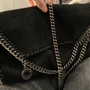 ÄKTA STELLA MCCARTNEY VÄSKA! - Säljer nu min favorit stella McCartney väska! Självklart äkta! Nypris ca 7000!Modellen mini fallabella shaggy deer shoulderbag!Skriv för mer info och bilder!❤️