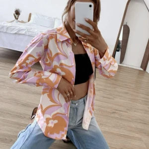 Orange/rosa mönstrad skjorta  - En somrig och fräsch skjorta köpt på SHEIN i ett as coolt oranget och rosa mönster! Så snyggt till en vit outfit eller jeans som en tunn ”jacka” till sommaren t.ex 