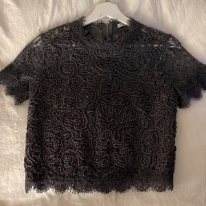 Spetstopp från zara - Säljer nu min fina spetstopp ifrån zara. Den är super fin och har för mig att den har slutat säljas. Bra skick! (har flera likadana toppar i svart,röd,vin röd och en till grå vid intresse)
