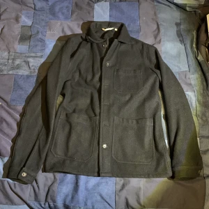 Svart ull jacka - Sparsam använd Dm vid frågor 