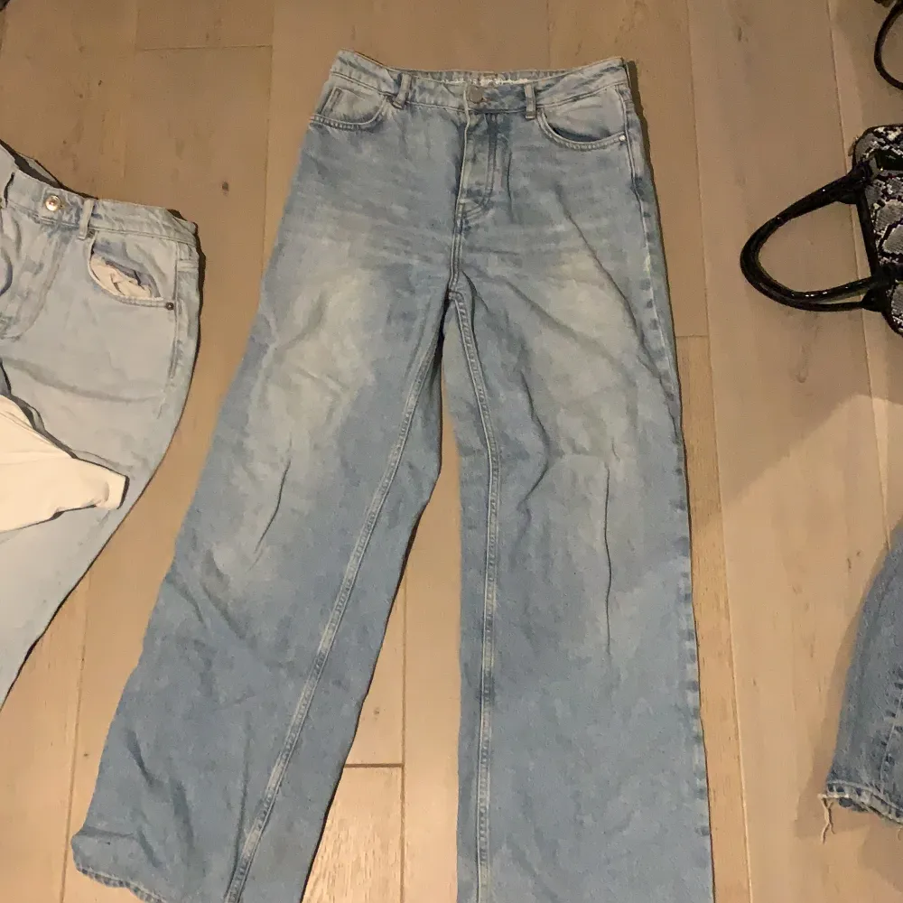 Blåa jeans från bikbok. Säljer pågrund av att dem är för små. Storlek 38 men funkar bra för 36 också. Pris kan diskuteras❤️. Jeans & Byxor.