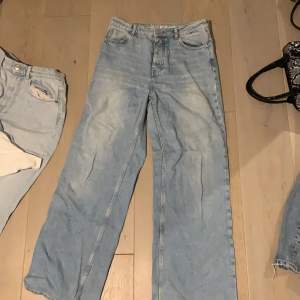 Blåa jeans från bikbok. Säljer pågrund av att dem är för små. Storlek 38 men funkar bra för 36 också. Pris kan diskuteras❤️