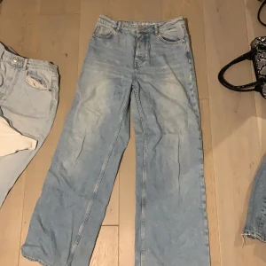 Snygga wide/straight jeans - Blåa jeans från bikbok. Säljer pågrund av att dem är för små. Storlek 38 men funkar bra för 36 också. Pris kan diskuteras❤️