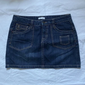 Jeanskjol - En jättesöt jeanskjol jag köpte begagnat för ett tag sedan, men den är tyvärr för liten för mig. Det står att den är strl 42, men sitter mer som en tight strl 40 runt stussen. Midjemåttet är 90cm. Glöm inte att läsa min bio innan du köper! 🖤