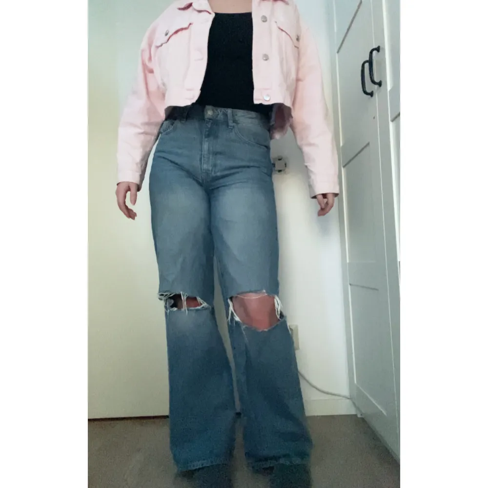 Blåa jeans från lager 157 med hål i knäna i mycket bra skick!! Ser ut som nya💙 Jag på bilderna är 174cm lång . Jeans & Byxor.