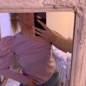 Tröja med puffärm  - Använd ca 3 gånger. Jättefint skick 