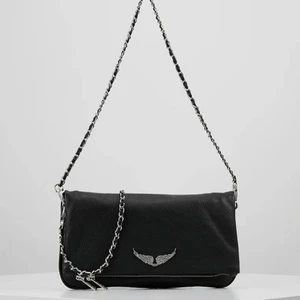 Väska - Zadig & Voltaire - INTRESSEKOLL på min Zadig & Voltaire väska💘 Den vanliga ROCK-modellen i mellanstorleken😍 Köpt på Zalando för 3265 kronor! Använd sparsamt så den är fortfarande som ny, inga fläckar, repor eller defekter! Annonserar då jag har blivit sugen på att köpa någon ny! Skriv privat om fler bilder önskas💖 Pris kan diskuteras men kommer än så länge inte sälja för under 1500 då den är i så pass fint skick💘 Skickar med både dustbagen och både den långa och korta kedjan💘