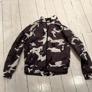Supreme och stone island jacka! - Den här jackan är i bra skick! Dock är inte stone island märket på armen kvar! Men det står på armen (supreme)!! Väldigt cool i camo! Kan prutas! Skriv om ni vill ha fler bilder!💯💯