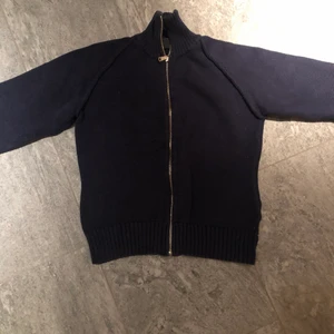 Mysig kofta i str 34/36 - Jättefin vårig marinblå kofta i str 34/36. Anvönd några gånger och säljer nu för 150kr, mycket fin kvalitet!