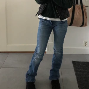 Low waist jeans - Hej! Tänkte kolla intresset på dessa jeans, då jag är osäker på om jag ska sälja. Så himla bra passform och även fast dom är low waist så åker dom inte ner! Om flera är intresserade startas budgivning<3