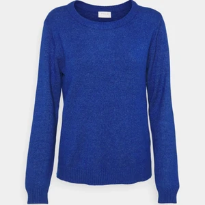 Stickad blå VILA tröja stl S - Stickad tröja från Vila köpt på Zalando för några månader sedan, en väldigt stark fin blå färg!💙💙 Passar till nästan allt och till att bara knyta runt axlarna nu till sommaren. 💗Är storlek S men är ett stretchigt material så passar M och L likaså!😊 (Kom privat för mer bilder eller detaljer)