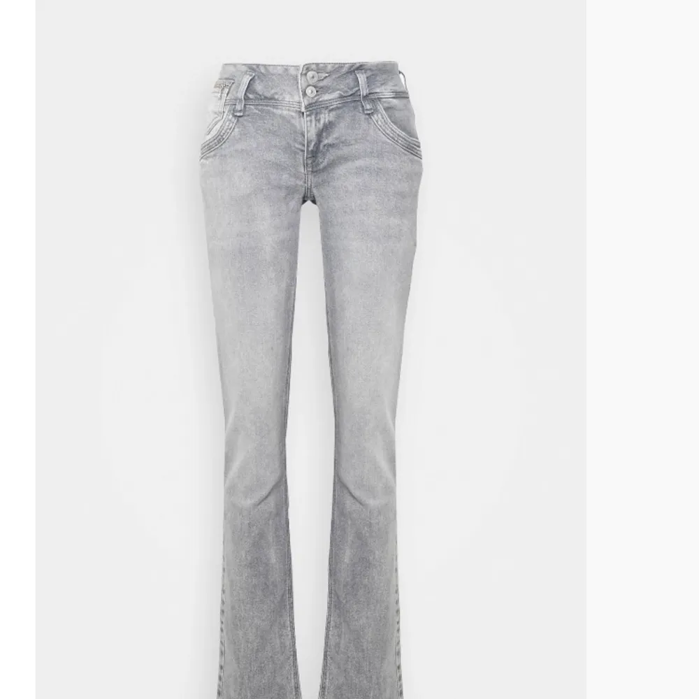 Skit snygga  jeans i nysick från ltb som är slutsålda u dom flesta storlekarna nybpris är 679 skriv för egna bilder . Jeans & Byxor.