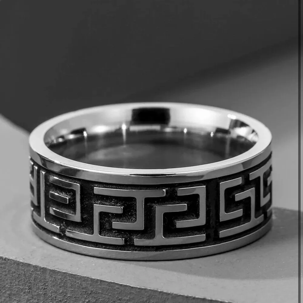 En silver ring med svarta grekiska mönster som gör att denna ring står ut från de flesta! Riktigt grym kvalite! ✅ . Accessoarer.