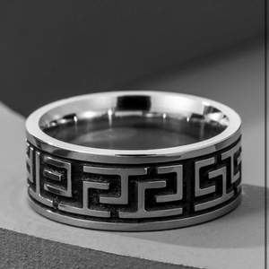 En silver ring med svarta grekiska mönster som gör att denna ring står ut från de flesta! Riktigt grym kvalite! ✅ 