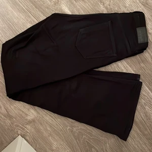 Bootcut jeans - Svarta bootcut jeans från Gina Tricot i strl S  (inte sönder, det är bara spegeln) 