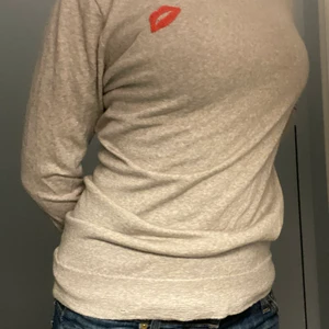 J.Crew tröja💋 - Supersnygg tröja med en pussmun på vänstra sidan, inte min stil längre så säljer nu denna! (Tröjan är XL men passar fint ändå)
