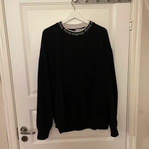 Acne logo crewneck - Acne logo crewneck, lite nopprig. Passar Oversized M/L
