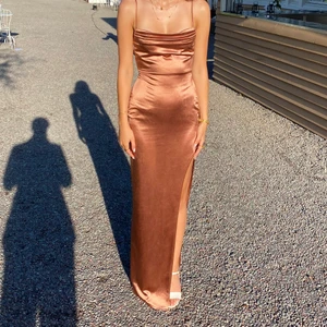 Klänning - Intressekoll på denna klänningen💓 använd en gång, men den har någon liten defekt på sidan av klänningen av väskan jag använde. Jag är 170. Står ej för frakten