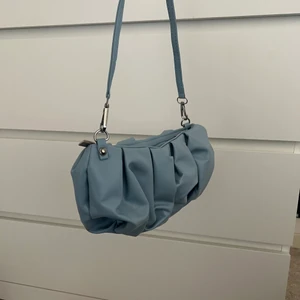 Shein blå väska - Köpt för ett tag sen, aldrig använd, köpt för 89kr, säljer för 55kr inklusive frakt! ☺️