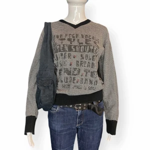 Tjocktröja  - Cool grunge liknande tröja från Blend, storlek L. I fint skick! 100% bomull.  Mått: Axel till axel 46cm, ärmlängd 59cm & armhåla till armhåla 47cm. Fri spårbar frakt!