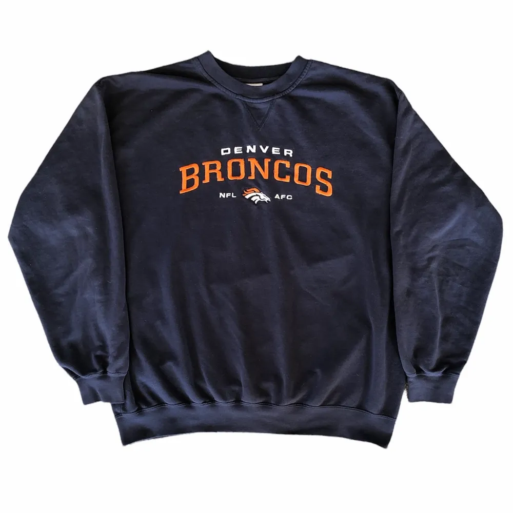 Säljer min Broncos sweatshirt från beyond retro med broderad text. Väldigt vintage och baggy och passar med nästan vilka kläder som helst. Hoodies.