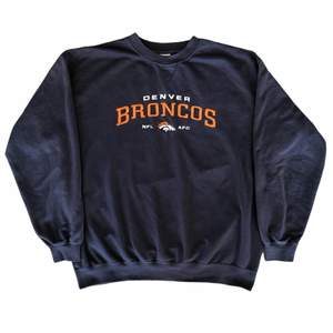 Säljer min Broncos sweatshirt från beyond retro med broderad text. Väldigt vintage och baggy och passar med nästan vilka kläder som helst