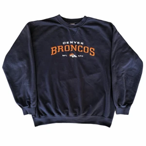 NFL Broncos Sweatshirt  - Säljer min Broncos sweatshirt från beyond retro med broderad text. Väldigt vintage och baggy och passar med nästan vilka kläder som helst