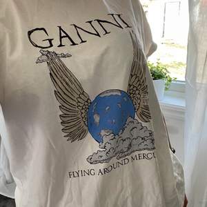 Jätte trendig Ganni T-Shirt som är slutsåld på deras hemsida. Endast använd fåtal gånger under sommaren.✨❤️‍🔥 Nypris ligger på 1000. Säljer direkt för 550 inklusive frakt.