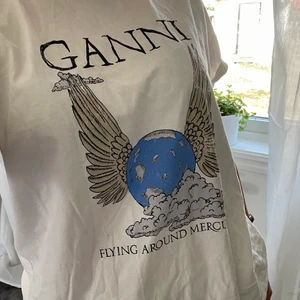 Ganni T-Shirt  - Jätte trendig Ganni T-Shirt som är slutsåld på deras hemsida. Endast använd fåtal gånger under sommaren.✨❤️‍🔥 Nypris ligger på 1000. Säljer direkt för 550 inklusive frakt.
