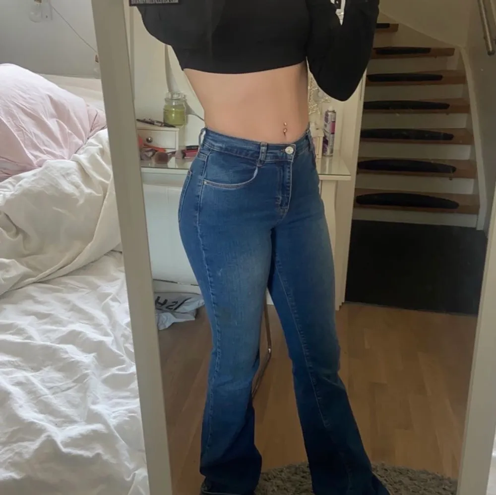 superfina jeans från pull&bear💕 Endast prövade därav i nytt skick! Stretchiga så passar flera storlekar. Jeans & Byxor.