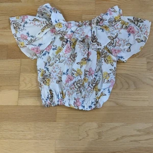 Vit blommiga off shoulder, Size S/M - Söt off shoulder magtröja med blommor, Frakt ej inkluderat men priser går att diskutera 🤗(skriv till mig kring fler frågor o bilder)