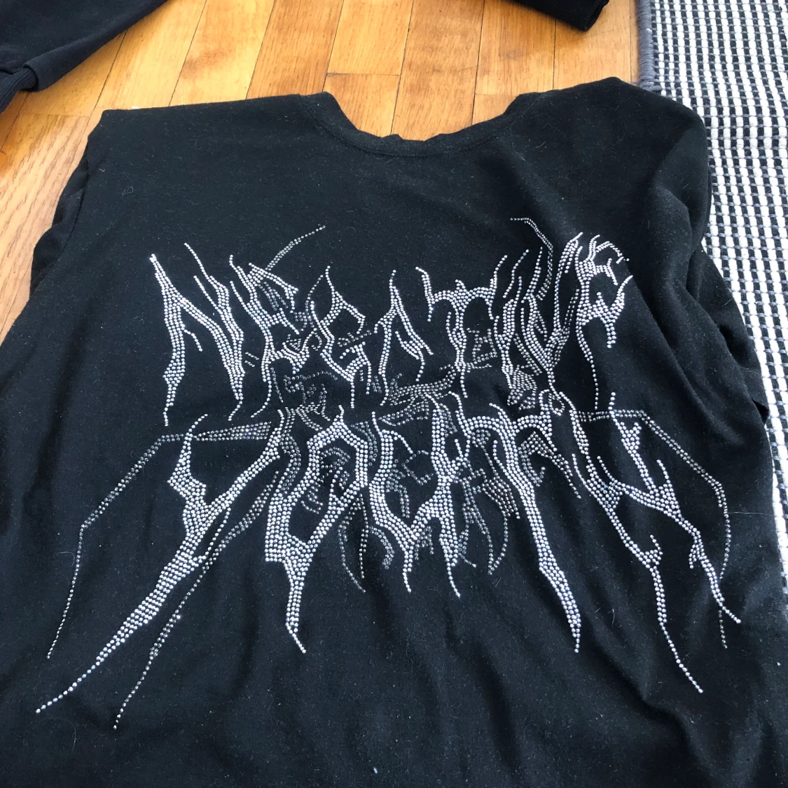 T-shirt, med pärlor/stenar - 90