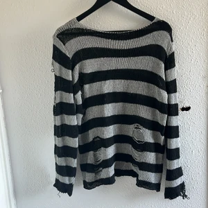Randig tröja - En tunn grå och svart stickad tröja från shein som inte använts, frakt ingår i priset 