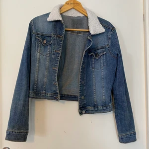 Jeansjacka från beyond retro strl S/M - En jeansjacka köpt på beyond retro för några år sedan. Den har fårskinnskrage (fejk) och lite stentvättad. Perfekt om man tycker att Levis ullfodrade jackor är för dyra och passar bättre till vår och sommar.
