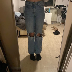 Jeans - Wide jeans från lager 157. Blåa med slitningar vid knäna. Jag är 176 cm lång och dem är aningen kosta för mig därav att jag säljer dem
