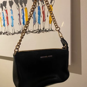 MICHAEL KORS VÄSKA✨🖤 - Säljer min fina Michael kors väska som jag köpte för 2 år sedan. Den är i superfint skick, köptes för 1250kr och säljer därför för 400kr✨❣️Skriv privat för fler bilder eller frågor😊 Köparen står för frakt, annars kan jag mötas upp i Stockholm☀️🤍