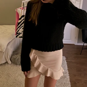 Rosa kjol - Gullig kjol i en fin ljusrosa/beige färg, från Nelly. Jätteskönt material och stretchig 💗