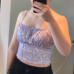 Blommig sommar topp strl S - Lila sommar topp från SHEIN som är blommig i storlek S med detaljer runt bysten. Mjukt material. Säljer för den inte kommer till användning, aldrig använt. 💜💜