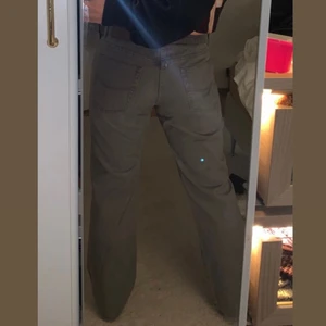Lågmidjade jeans - Superfina lågmidjade jeans som tyvärr aldrig kommit till användning, så gott som nya.❤️(köparen står för fraktkostnaden) UNISEX 