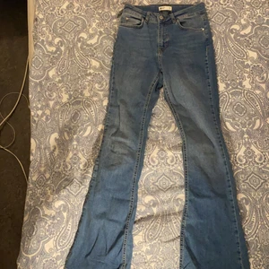 Ginatricot  - Ett par jeans från ginatricot, de är i bra skick har bara använts 3 gånger. De är låg midjade och i Storlek S