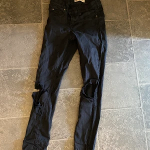 Alex jeans - Från gina tricot med hål på knäna klippta själv