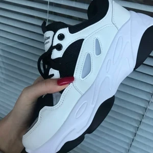 Skor - Fina skor som sitter bra, har använt dem 3 gånger dem var inte riktigt min stil 