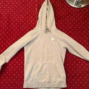 Nike hoodie grå - Grå nike hoodie, välanvänd