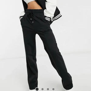 Raka mjukisbyxor  - Säljer dessa raka mjukisbyxor i storlek 36. De är väldigt sparsamt använda💓skriv privat för fler bilder mm.☀️💓