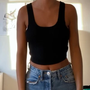 topp - säljer denna fina svarta topp! Kommer tyvärr inte till användning💓 Storlek xs/s