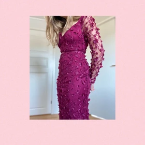 Klänning, balklänning, röd klänning - Jag säljer en otrolig vinröd balklänning!🥰 Den är från Ida Lantos och Nellys kollektion och är slutsåld på hemsidan. Den är v-ringad bak med blommig spets och har ett fint skärp. Den är uppsydd och passar mig längdmässigt (se bild).  Jag är 162 cm lång. På bilderna bär jag inte klackar. Jag bär allmänt alltid  storlek S och denna klänning är i storlek 38 men passar mig perfekt. Fraktpris ingår inte! Om flera är intresserade startar jag en budgivning. Nypris:1999 kr