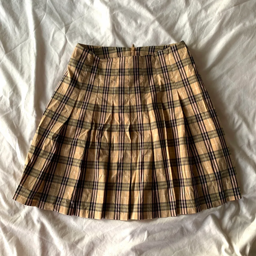 high waisted pleated plaid tennis skirt in beige, pink, and black. fits size S and in perfect condition, just needs to be steamed or ironed. has a zip at the back so it’s easier to put on. last pic is a close up to show the pink as it’s not really visible in the first two pics. i looove this skirt but i just never really got any use out of it so i’m hoping someone can give it a better home 🤎. Kjolar.