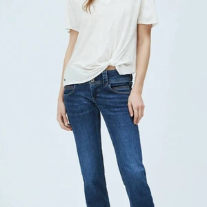 Low waist jeans från zalando - Lågmidjade jeans från zalando som sitter perfekt, säljer för att jag behöver pengar. Ursnygga och precis i min stil. Bara använt två gånger. Köpte för 800kr. De är slutsålda