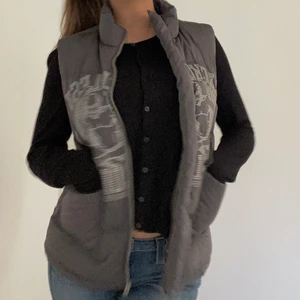 Reckless Scholars Vest  - ‼️ SÅLD‼️ Reckles Scholars puffer-vest!🤩 LIMITED EDITION🌸 Jag har storlek S vanligtvis! Har kvittot kvar på Mail.  Skriv privat för alla frågor⚡️⚡️ NYPRIS: ca 1500kr + frakt!‼️ Aldrig använd ‼️ Säljer endast vid bra bud